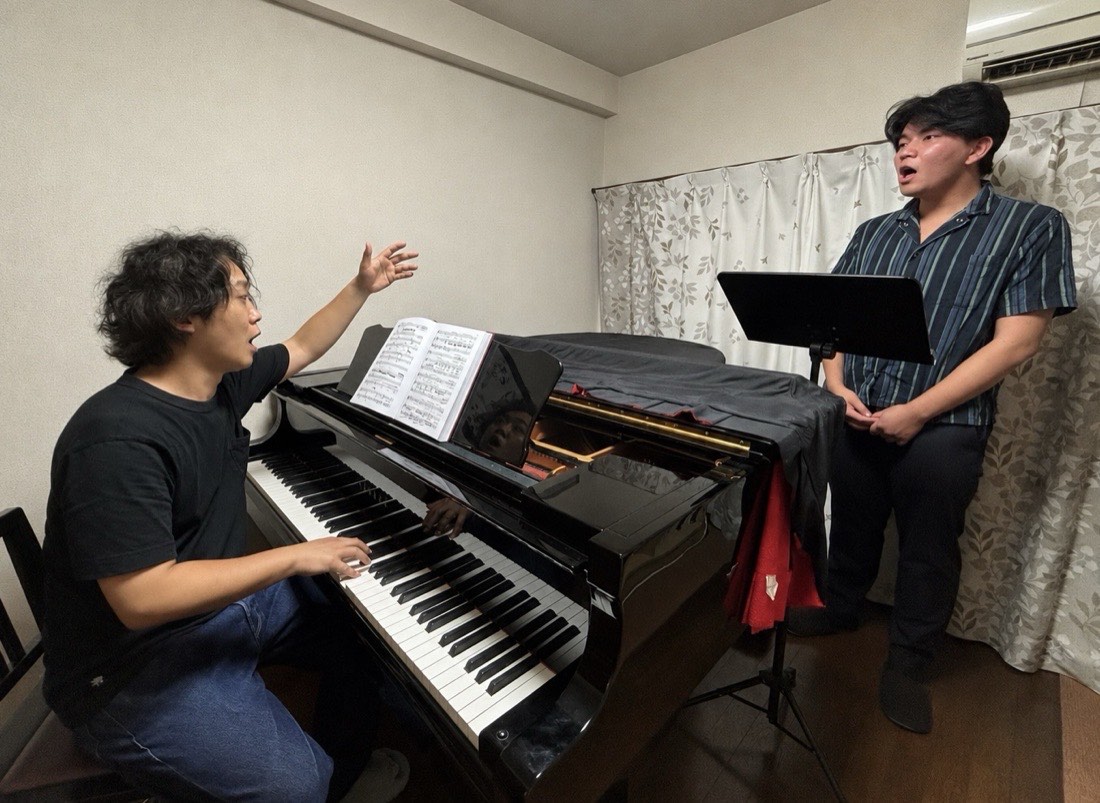 声楽レッスンの様子。ピアノ伴奏に合わせて発声練習をする生徒